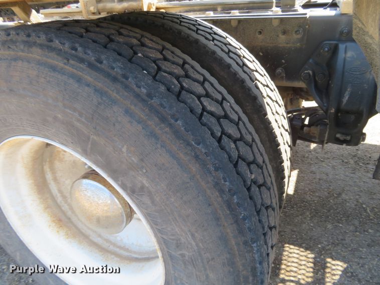 image for item DE6860 2012 Peterbilt 386 semi truck