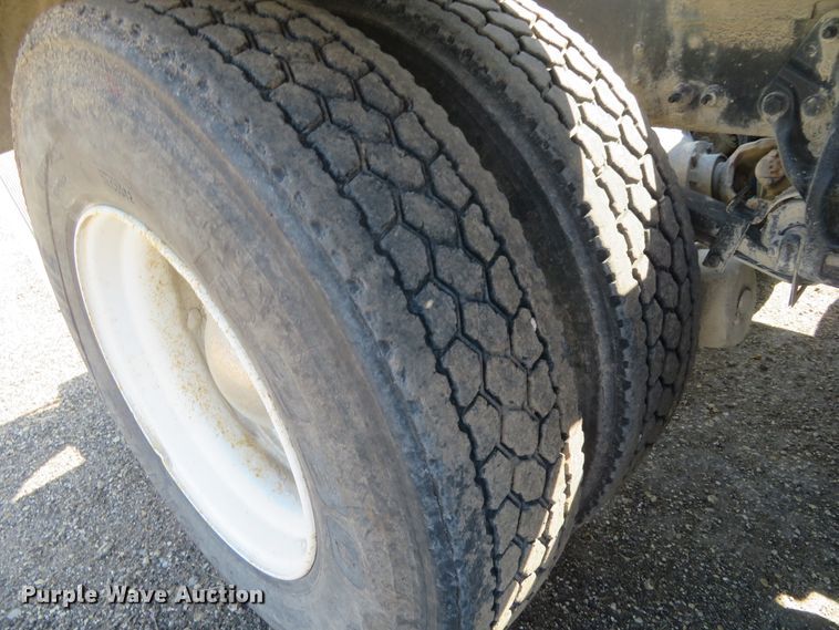 image for item DE6860 2012 Peterbilt 386 semi truck