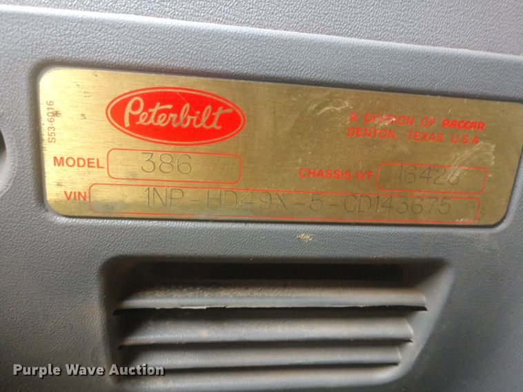 image for item DE6860 2012 Peterbilt 386 semi truck