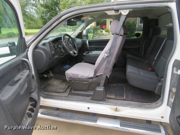 image for item EQ9284 2011 GMC Sierra 3500HD SLE Ext. Cab pickup truck