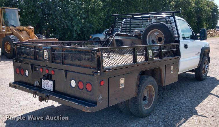 image for item FV9057 2006 GMC Sierra 3500HD flatbed pickup truck