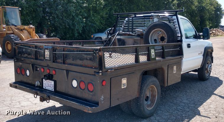 image for item FV9057 2006 GMC Sierra 3500HD flatbed pickup truck