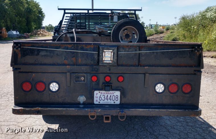 image for item FV9057 2006 GMC Sierra 3500HD flatbed pickup truck