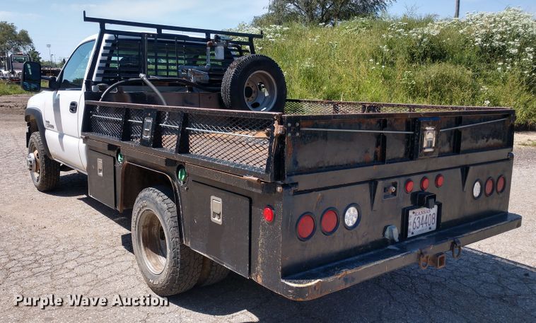 image for item FV9057 2006 GMC Sierra 3500HD flatbed pickup truck