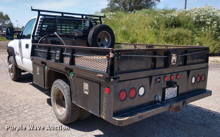 image for item FV9057 2006 GMC Sierra 3500HD flatbed pickup truck