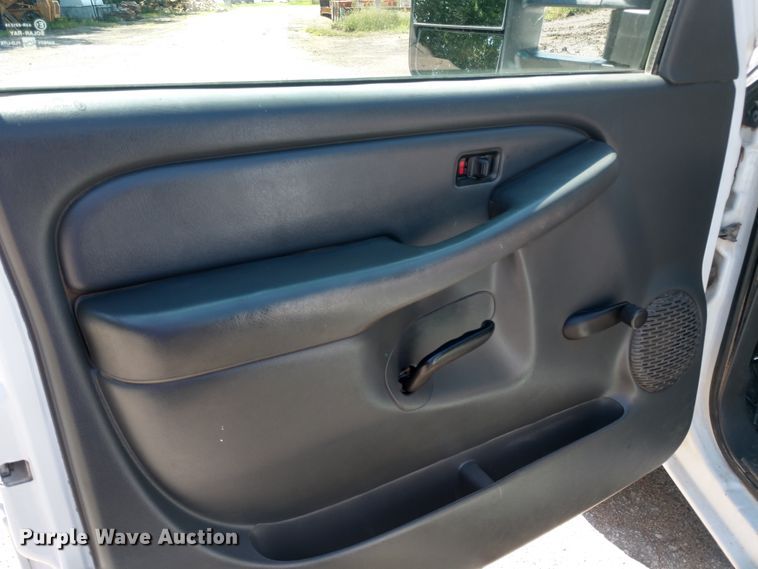 image for item FV9057 2006 GMC Sierra 3500HD flatbed pickup truck