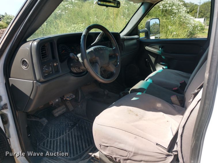 image for item FV9057 2006 GMC Sierra 3500HD flatbed pickup truck