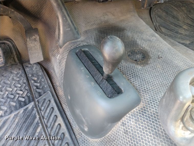 image for item FV9057 2006 GMC Sierra 3500HD flatbed pickup truck