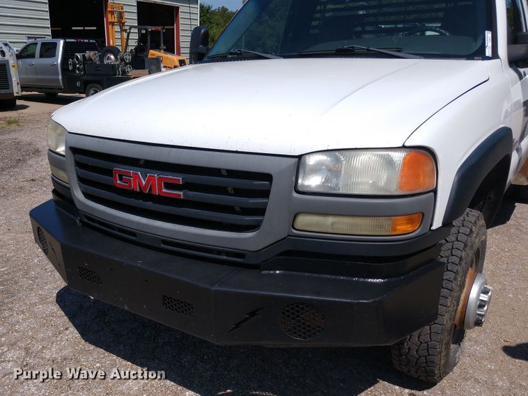 image for item FV9057 2006 GMC Sierra 3500HD flatbed pickup truck