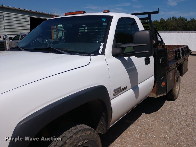 image for item FV9057 2006 GMC Sierra 3500HD flatbed pickup truck