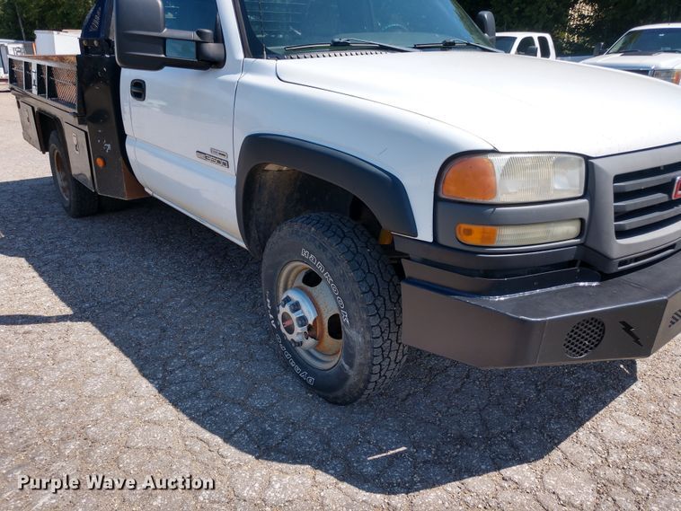 image for item FV9057 2006 GMC Sierra 3500HD flatbed pickup truck