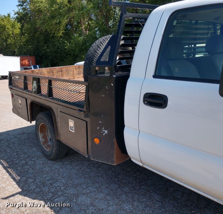 image for item FV9057 2006 GMC Sierra 3500HD flatbed pickup truck