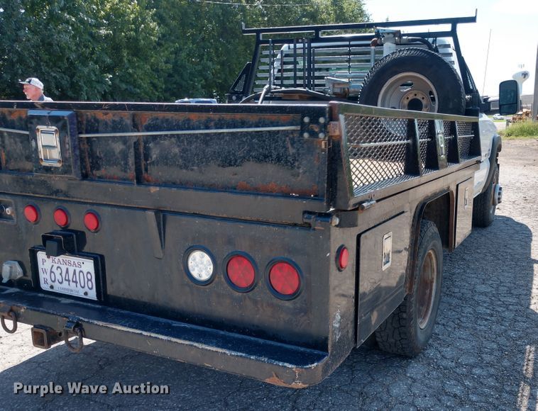 image for item FV9057 2006 GMC Sierra 3500HD flatbed pickup truck