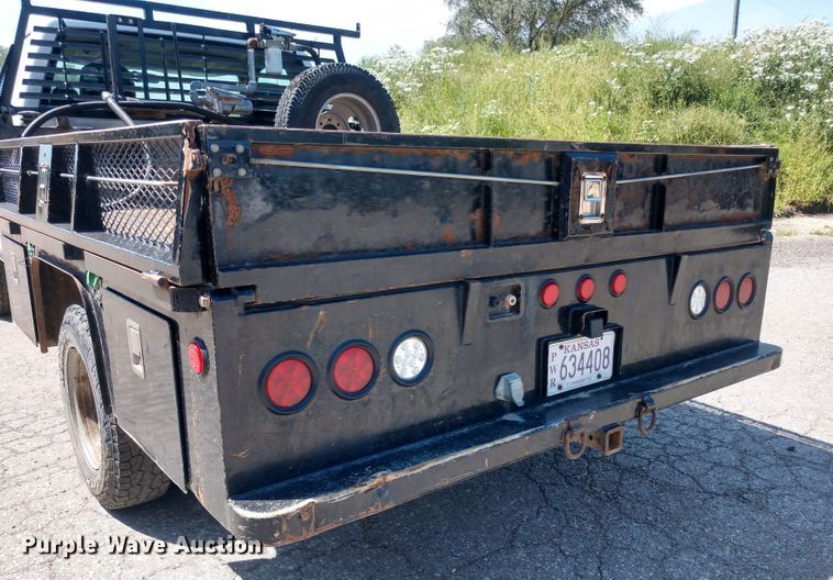image for item FV9057 2006 GMC Sierra 3500HD flatbed pickup truck