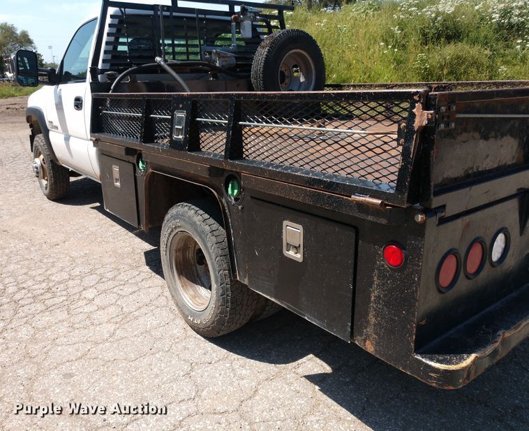 image for item FV9057 2006 GMC Sierra 3500HD flatbed pickup truck