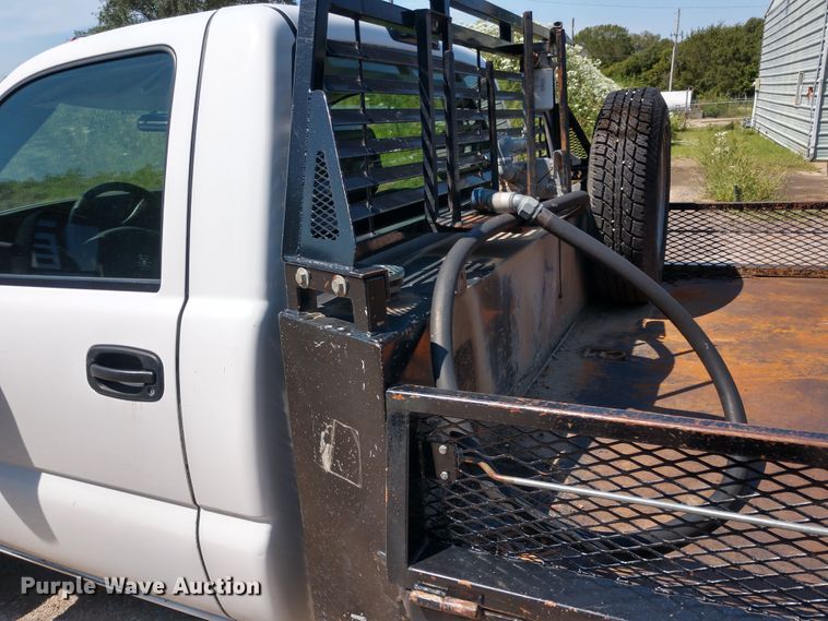 image for item FV9057 2006 GMC Sierra 3500HD flatbed pickup truck