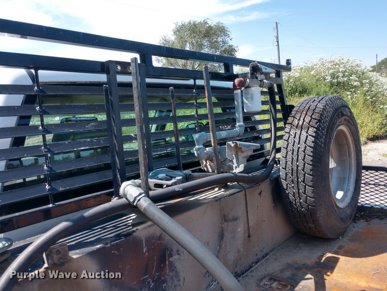 image for item FV9057 2006 GMC Sierra 3500HD flatbed pickup truck