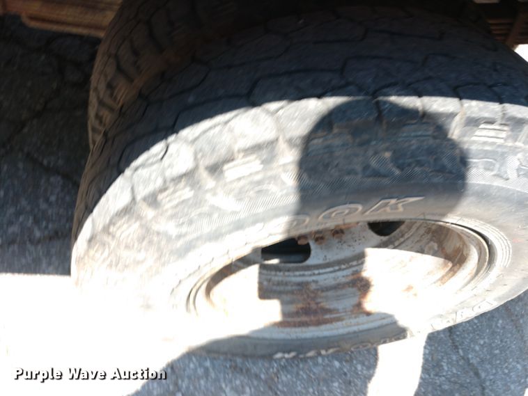 image for item FV9057 2006 GMC Sierra 3500HD flatbed pickup truck