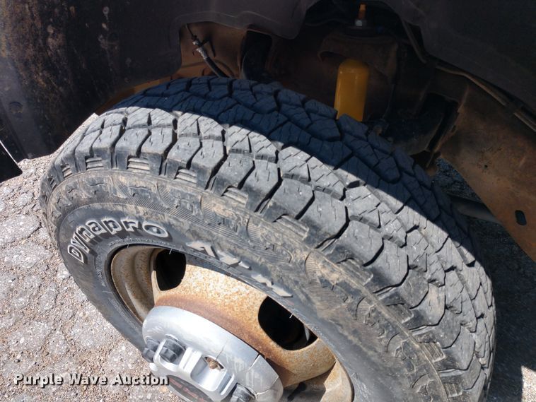 image for item FV9057 2006 GMC Sierra 3500HD flatbed pickup truck