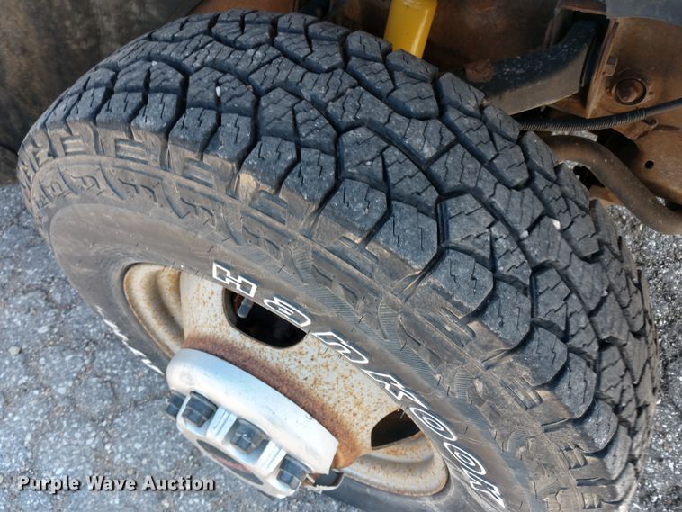 image for item FV9057 2006 GMC Sierra 3500HD flatbed pickup truck