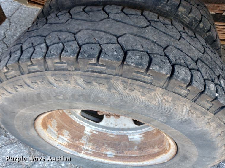 image for item FV9057 2006 GMC Sierra 3500HD flatbed pickup truck