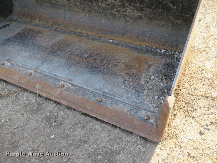 image for item FV9082 2014 Takeuchi 81"W skid steer bucket