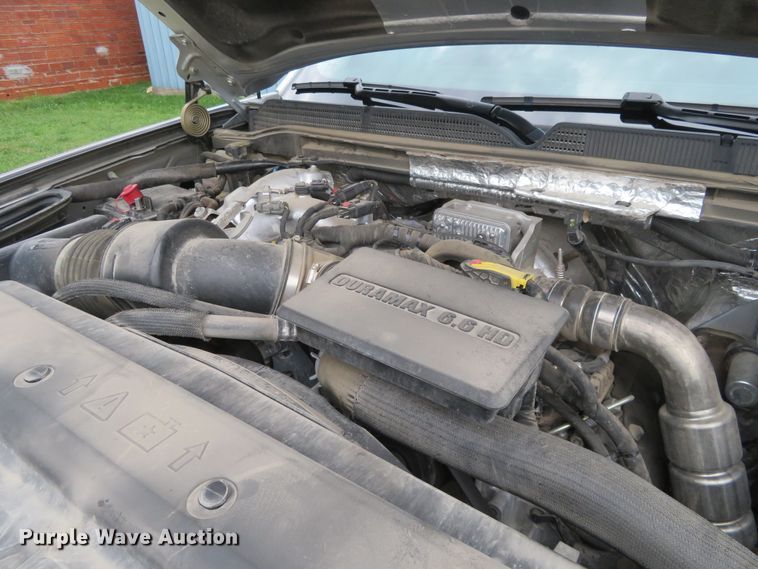 image for item G1937 2017 GMC Sierra 3500HD Crew Cab flatbed pickup truck