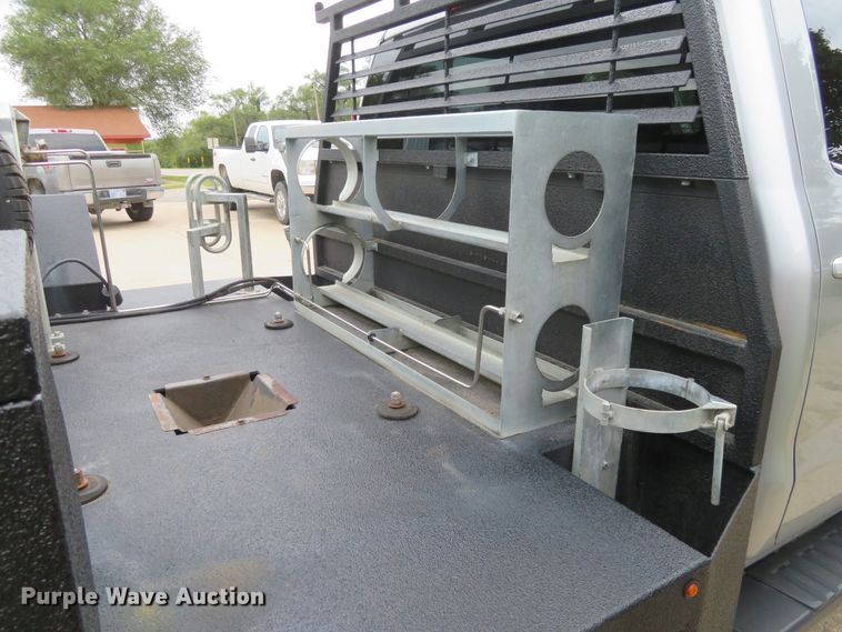 image for item G1937 2017 GMC Sierra 3500HD Crew Cab flatbed pickup truck