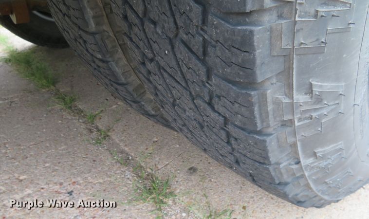 image for item G1937 2017 GMC Sierra 3500HD Crew Cab flatbed pickup truck