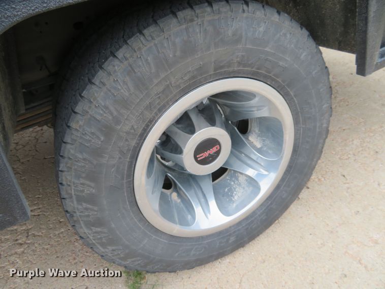 image for item G1937 2017 GMC Sierra 3500HD Crew Cab flatbed pickup truck