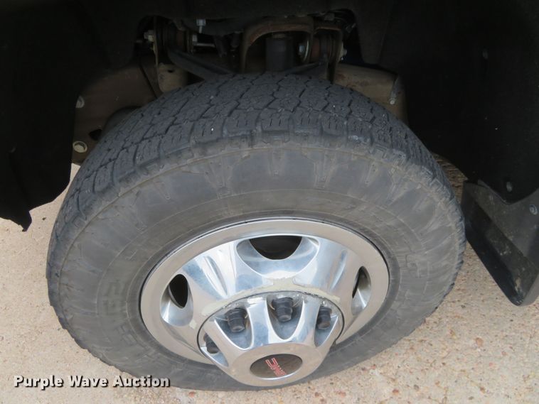 image for item G1937 2017 GMC Sierra 3500HD Crew Cab flatbed pickup truck