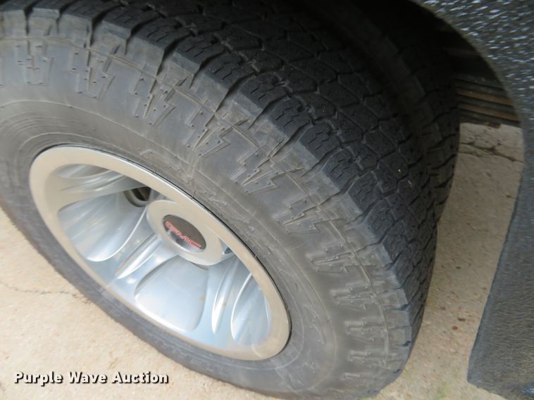 image for item G1937 2017 GMC Sierra 3500HD Crew Cab flatbed pickup truck