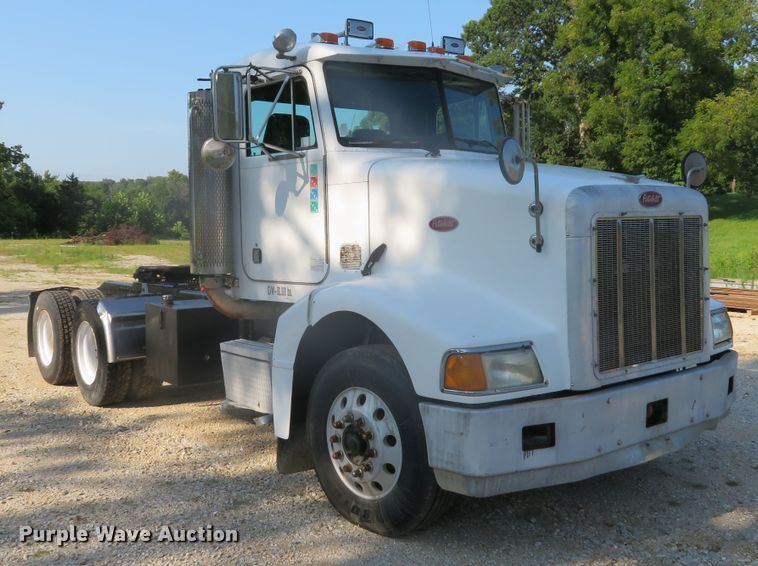 image for item DE8264 2001 Peterbilt 385 semi truck