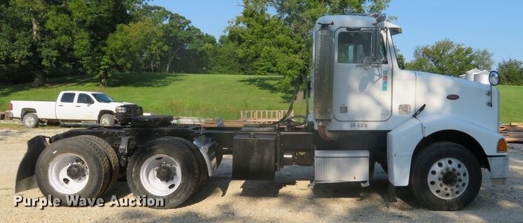image for item DE8264 2001 Peterbilt 385 semi truck