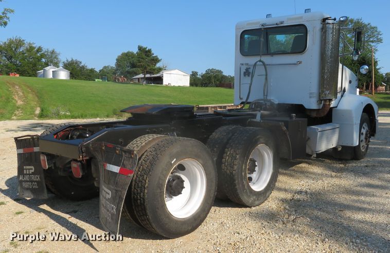 image for item DE8264 2001 Peterbilt 385 semi truck