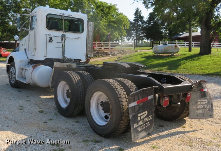 image for item DE8264 2001 Peterbilt 385 semi truck