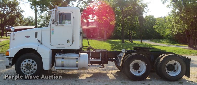 image for item DE8264 2001 Peterbilt 385 semi truck