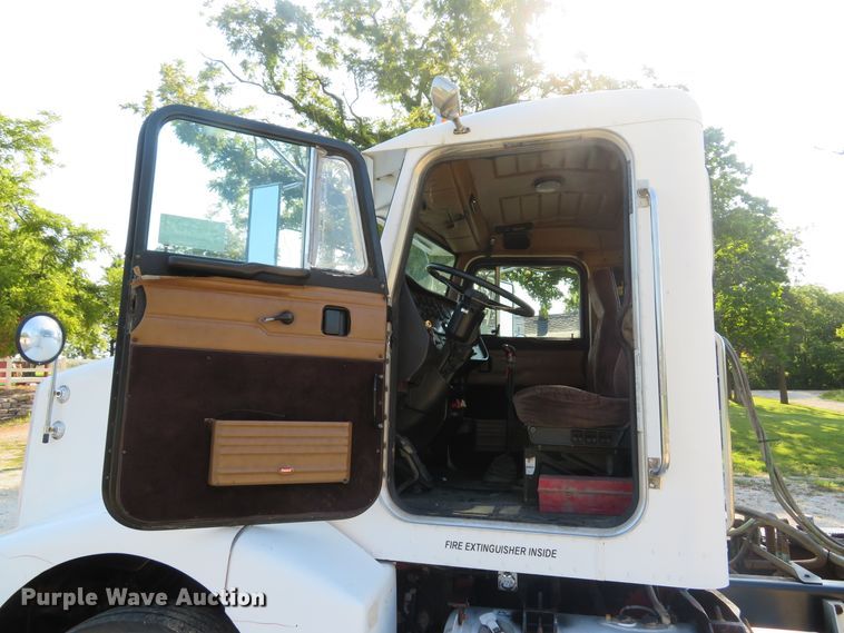 image for item DE8264 2001 Peterbilt 385 semi truck