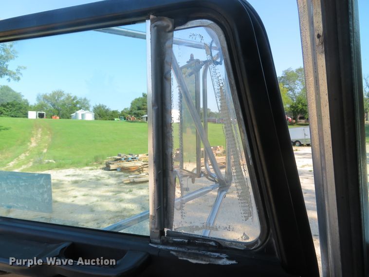 image for item DE8264 2001 Peterbilt 385 semi truck