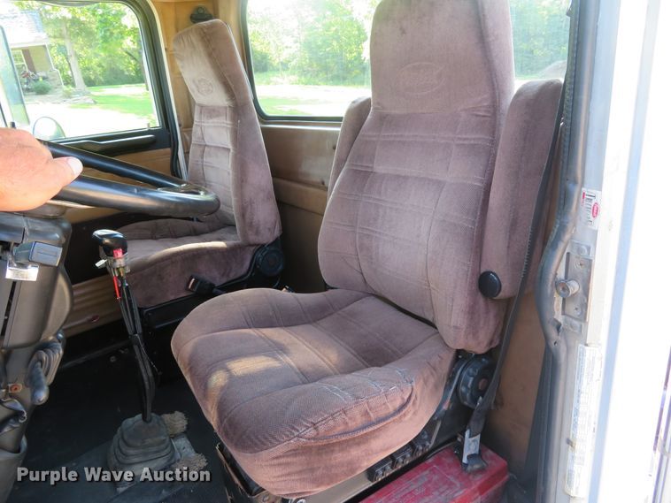 image for item DE8264 2001 Peterbilt 385 semi truck