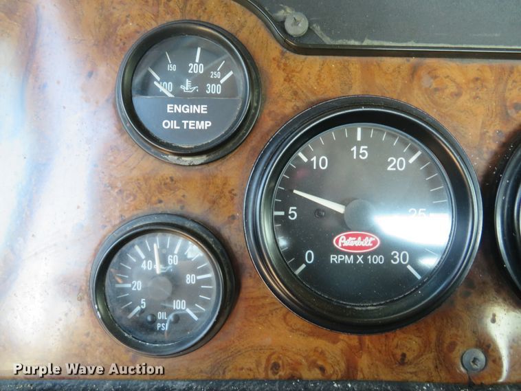 image for item DE8264 2001 Peterbilt 385 semi truck