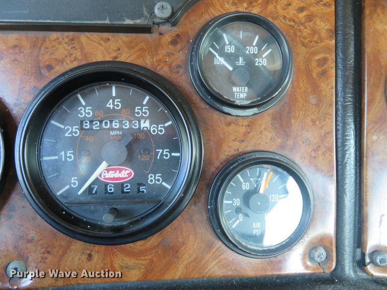 image for item DE8264 2001 Peterbilt 385 semi truck