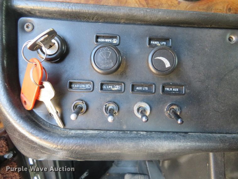 image for item DE8264 2001 Peterbilt 385 semi truck