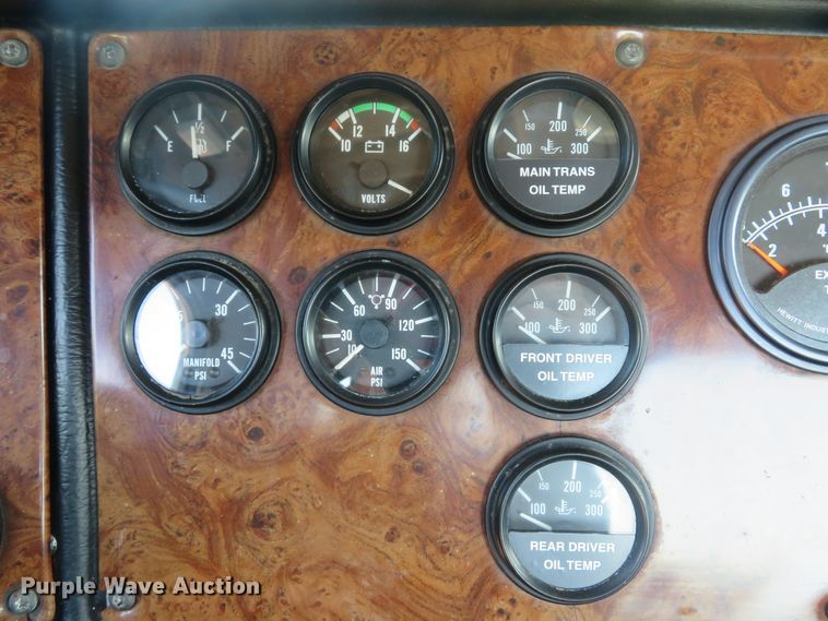 image for item DE8264 2001 Peterbilt 385 semi truck