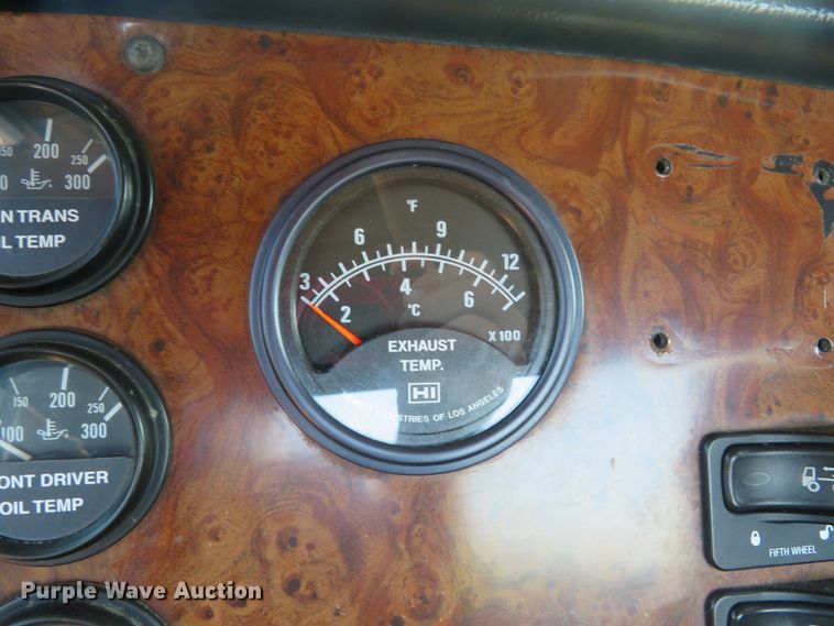 image for item DE8264 2001 Peterbilt 385 semi truck