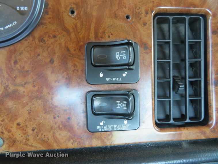 image for item DE8264 2001 Peterbilt 385 semi truck