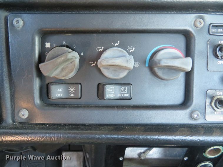 image for item DE8264 2001 Peterbilt 385 semi truck