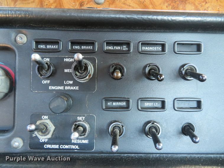 image for item DE8264 2001 Peterbilt 385 semi truck