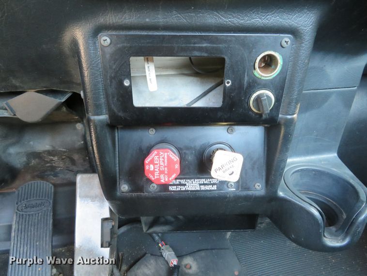 image for item DE8264 2001 Peterbilt 385 semi truck