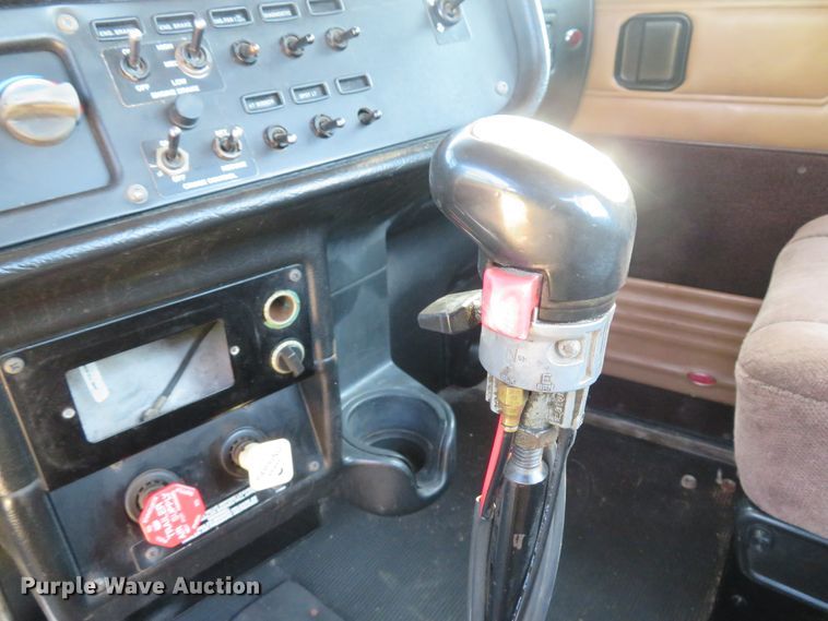 image for item DE8264 2001 Peterbilt 385 semi truck